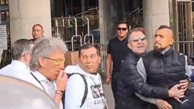 Debió frenarlo Aníbal Mosa: La airada reacción de Arturo Vidal contra un hincha